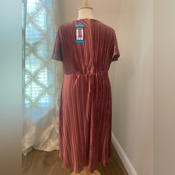 Plus Dress - Picture 6 of 6